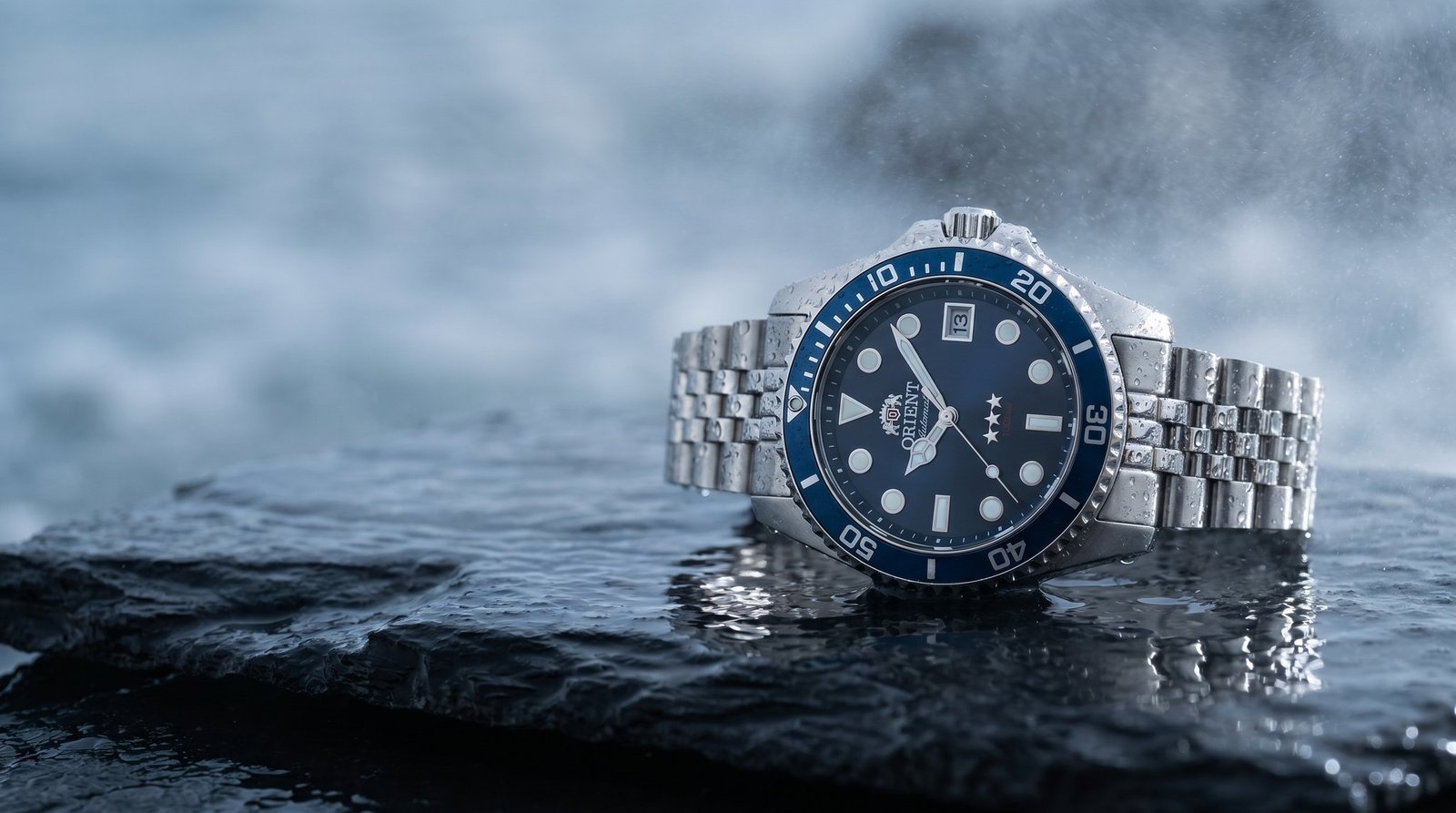 Diver Orient sobre pedra molhada com maresia